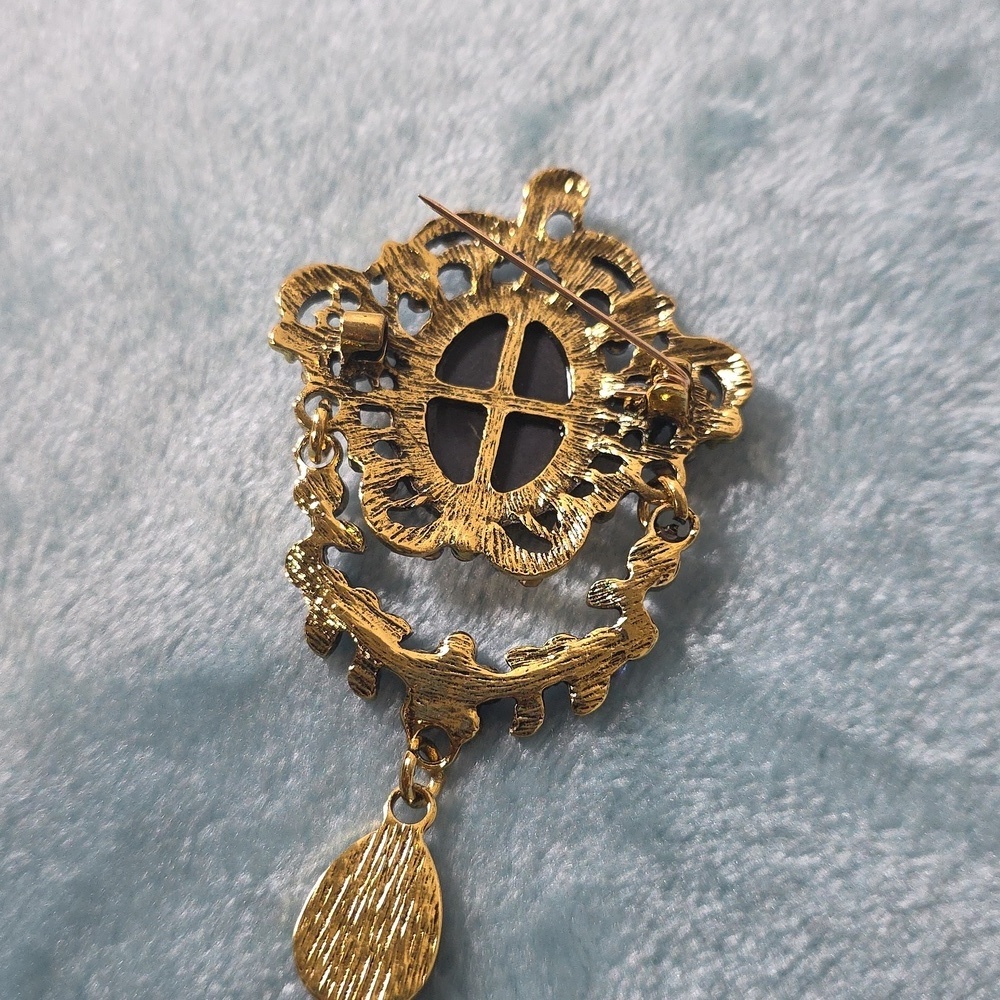 Elegant Blue and Gold Cameo Brooch - Picture 2 of 2